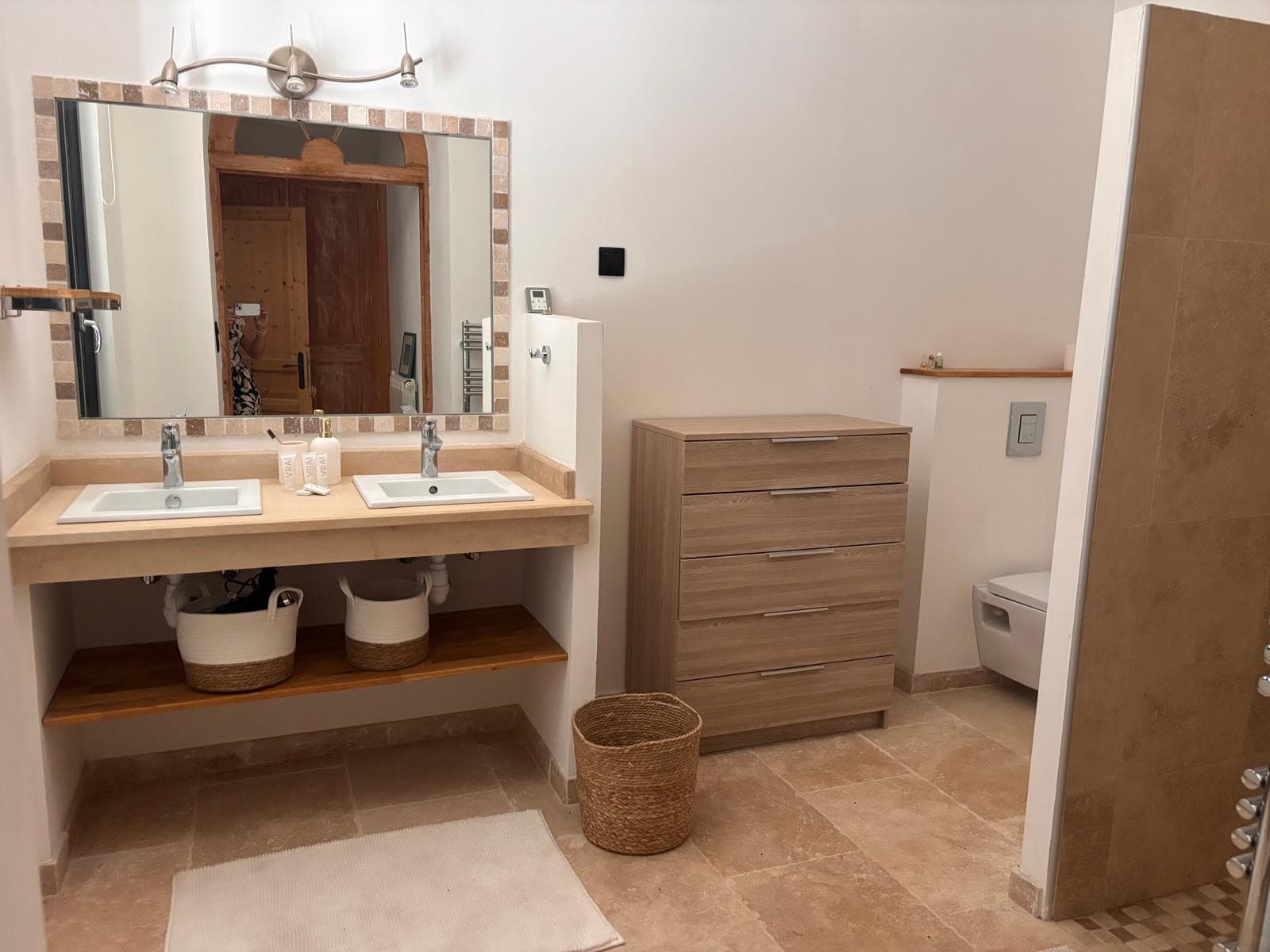 Grande salle de bain en travertin avec double vasque et douche à l'italienne, chambre à la cheminée, Grasse