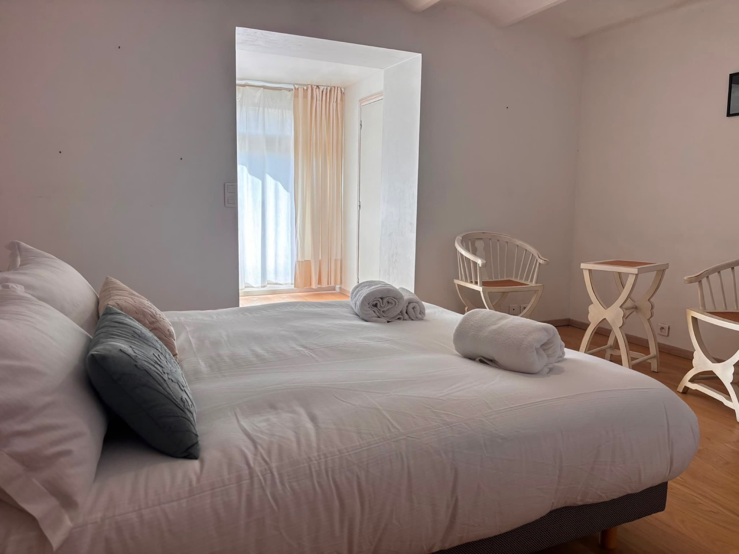 Chambre du rez-de-jardin avec accès au jardin