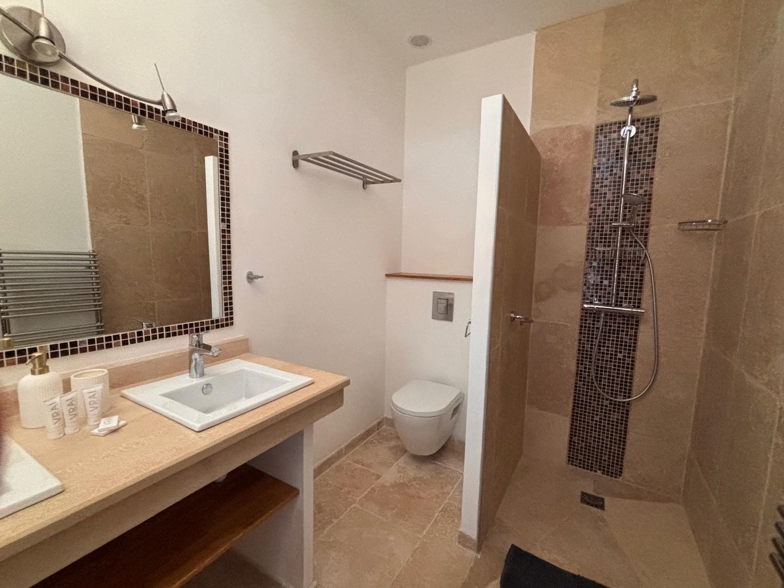 Salle de bain avec douche à l'italienne et frise en mosaïque, chambre lambrissée du deuxième étage à Grasse