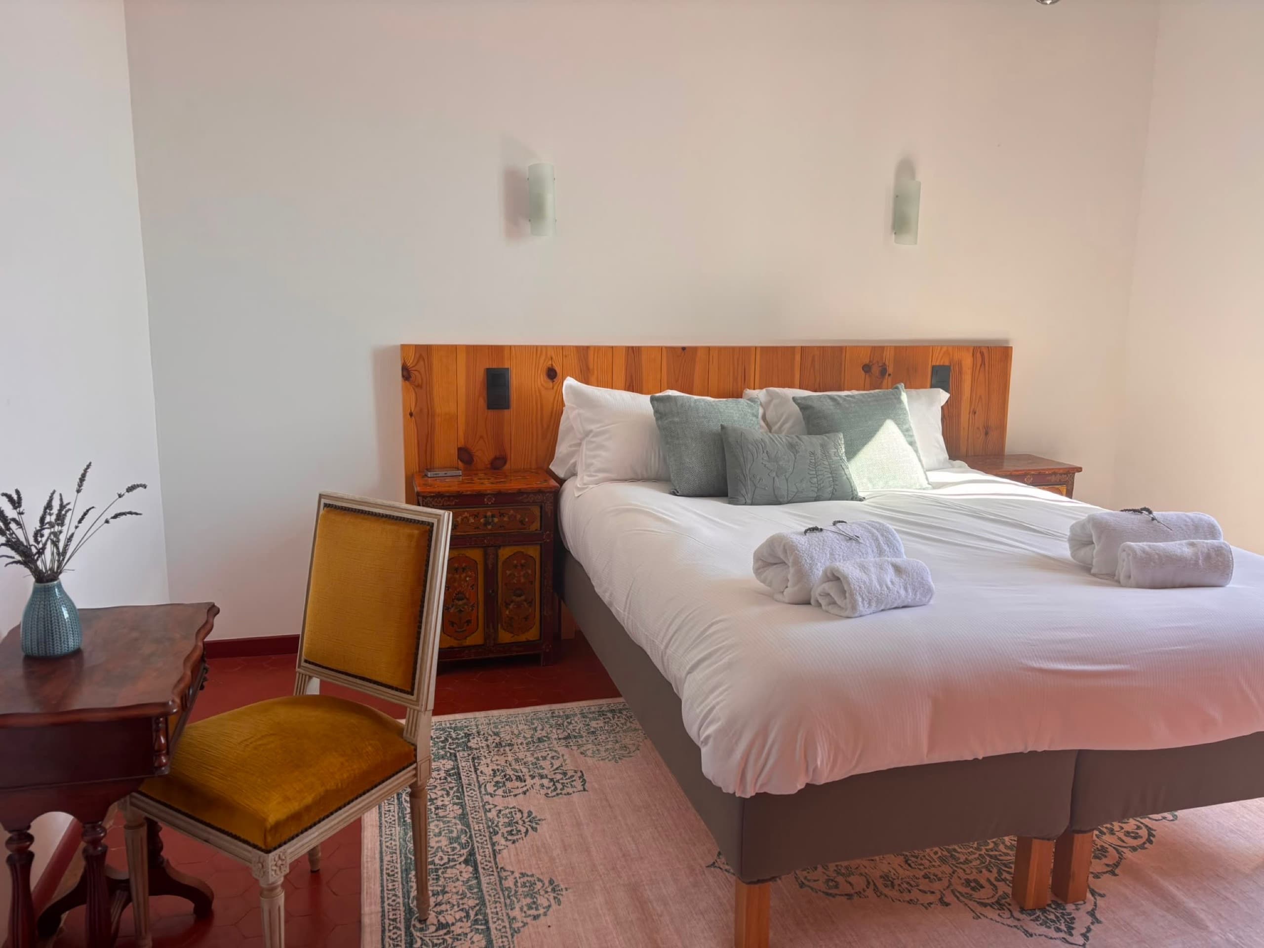 Chambre du 2e étage aux boiseries chaleureuses