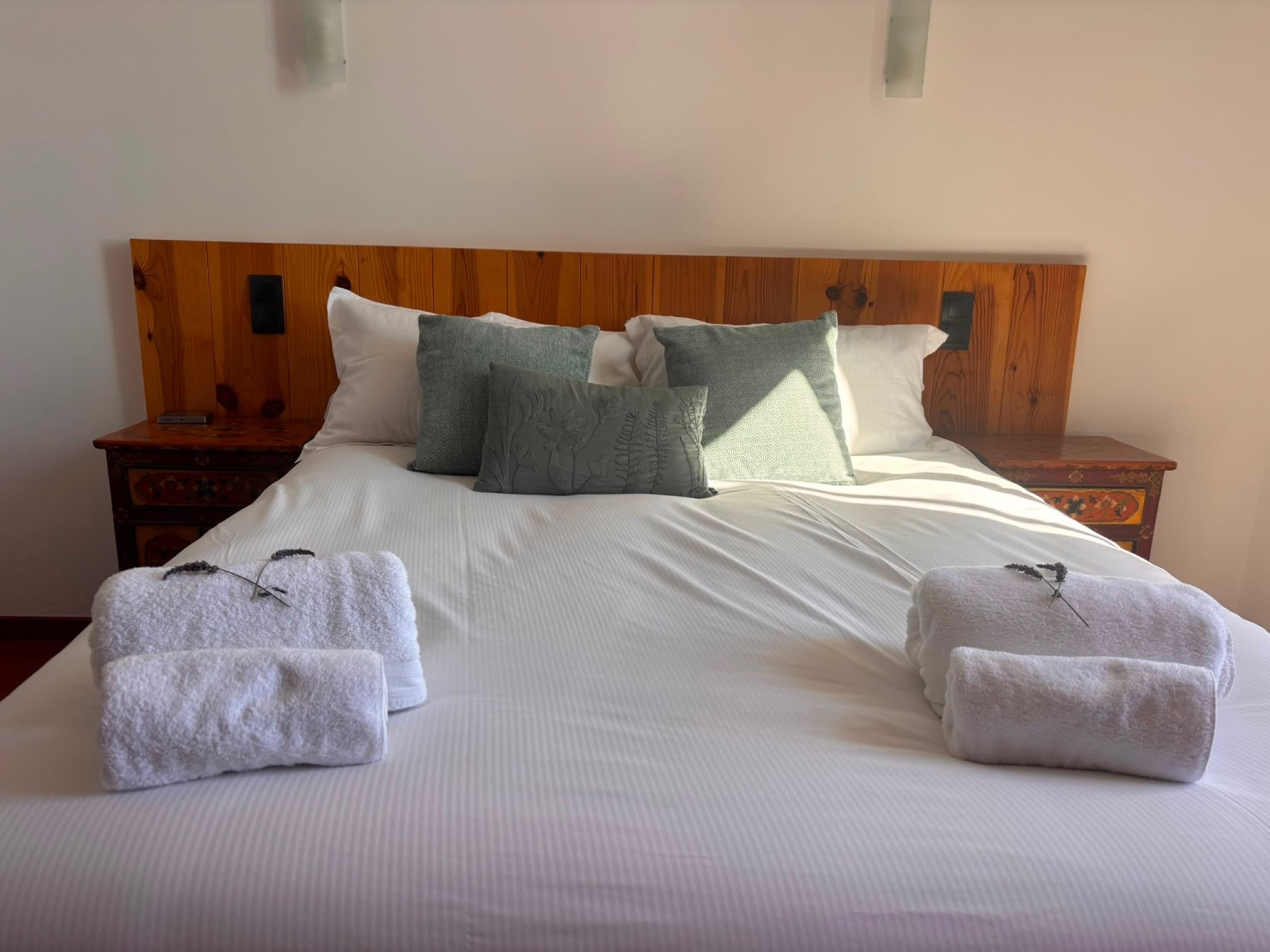 Chambre en bois avec literie raffinée