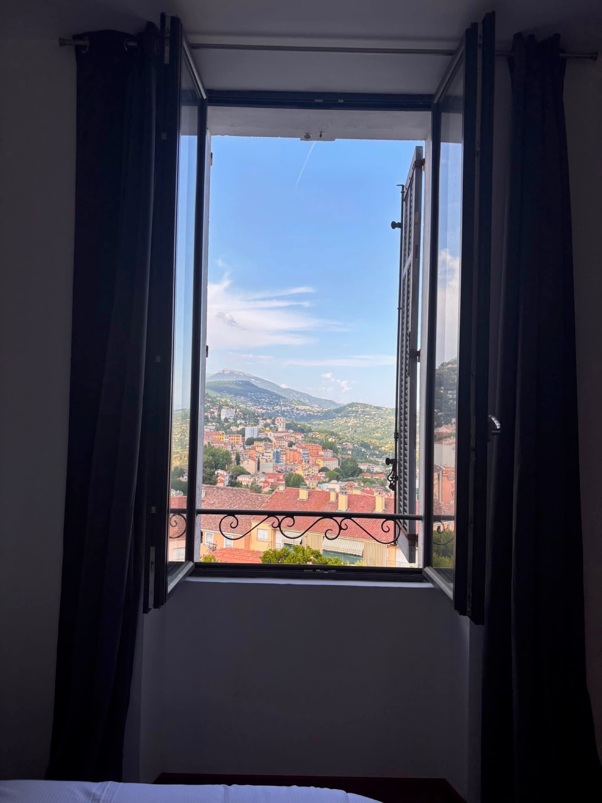 Fenêtre de la chambre ouvrant sur la vue