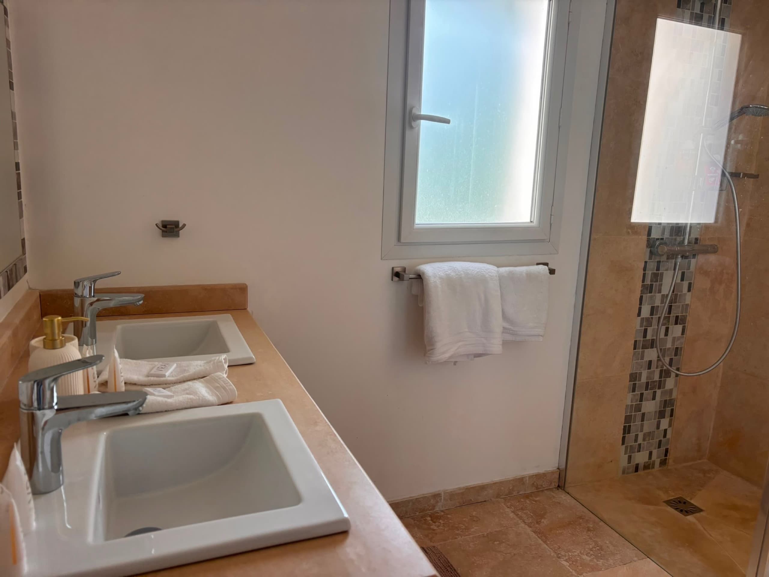 Salle de bain en-suite attenante à la chambre