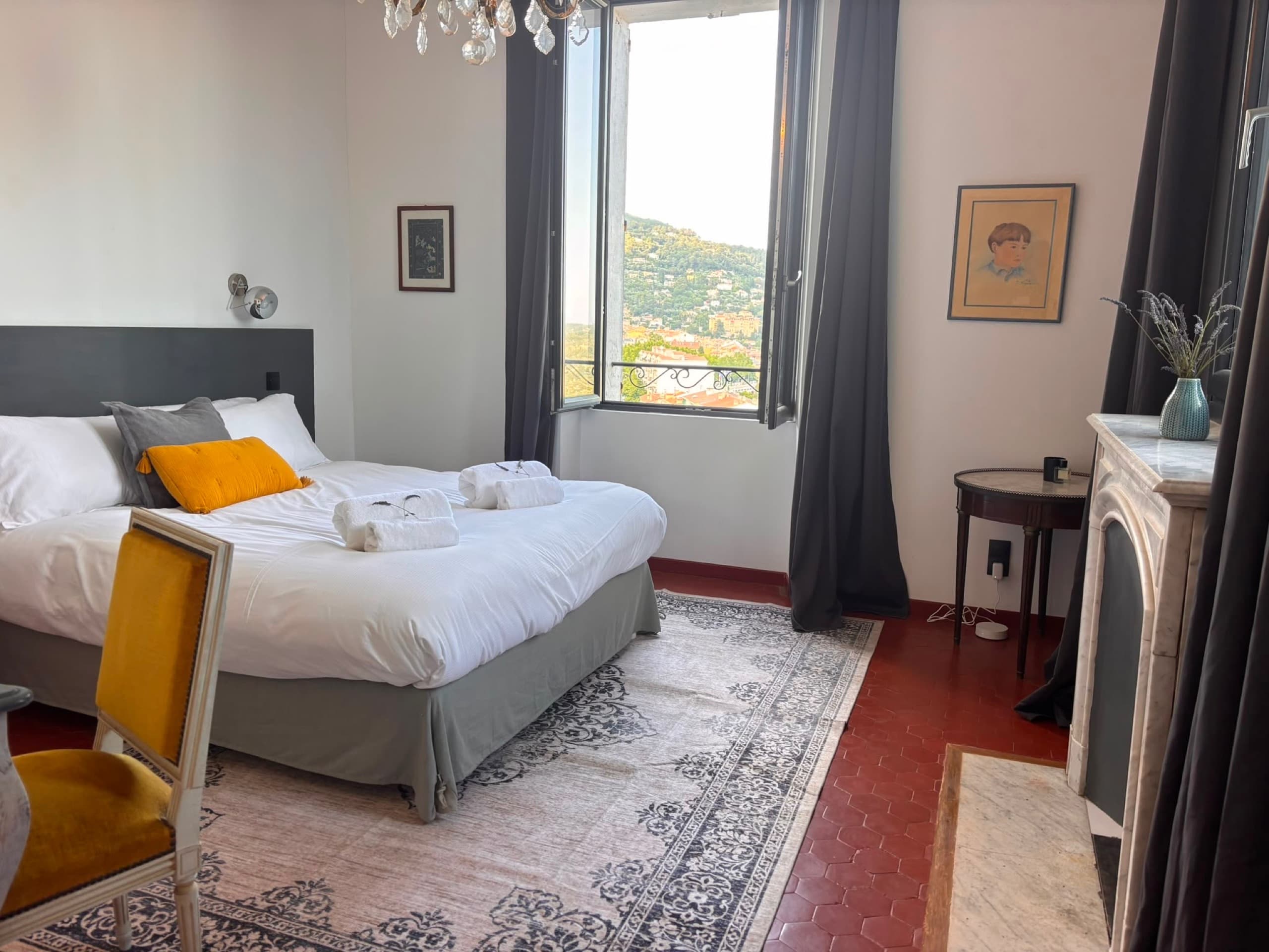 Chambre avec cheminée et vue panoramique