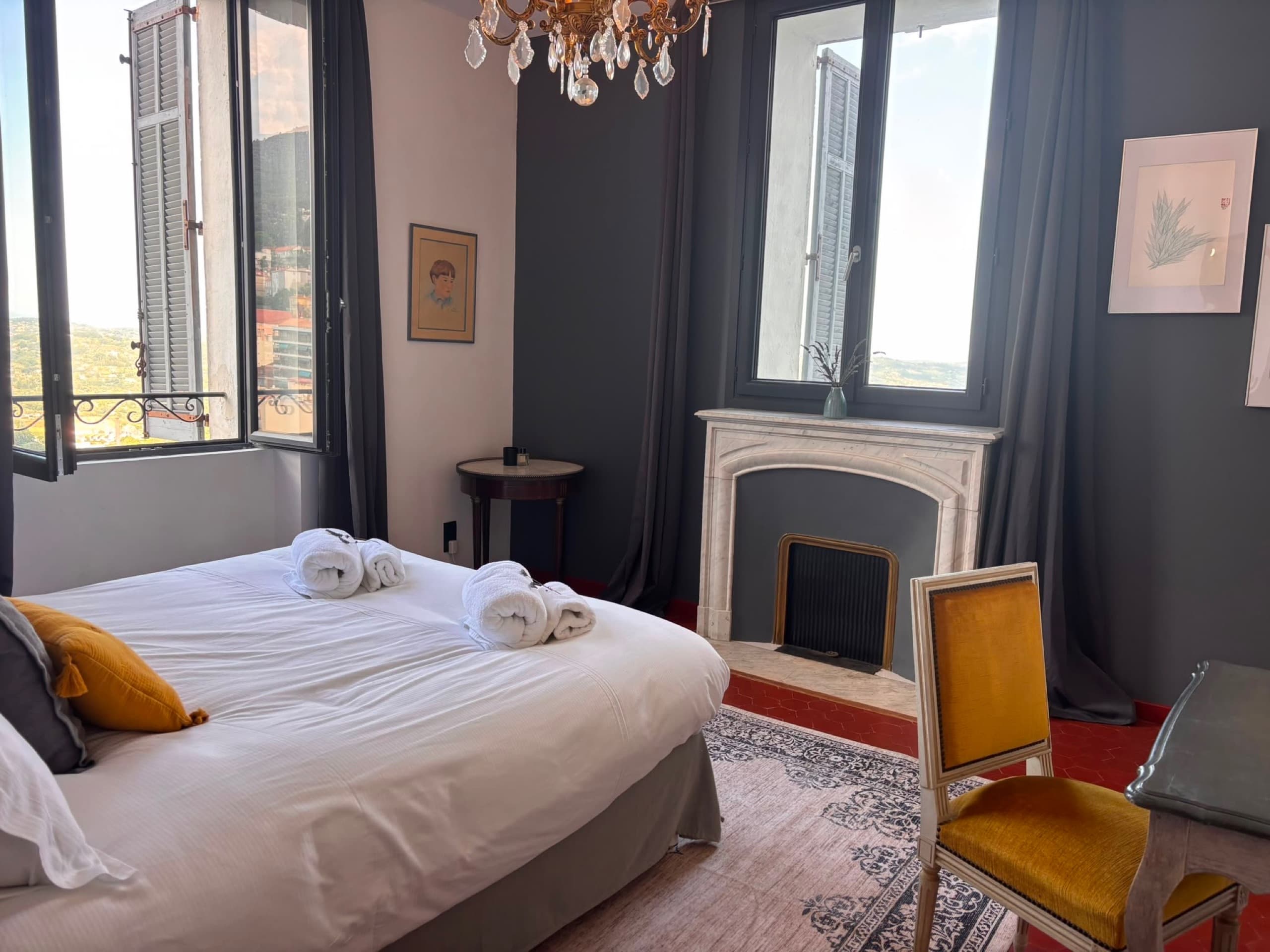 Vue sur Grasse depuis la chambre avec cheminée