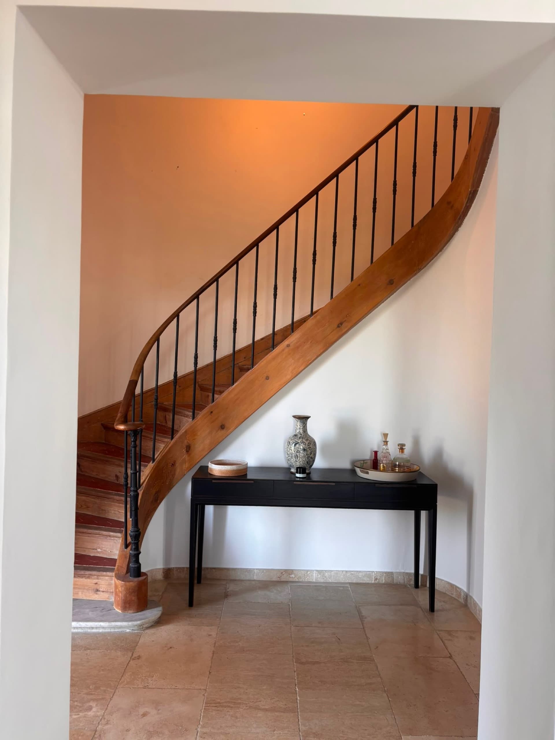 Entrée et escalier intérieur de la villa