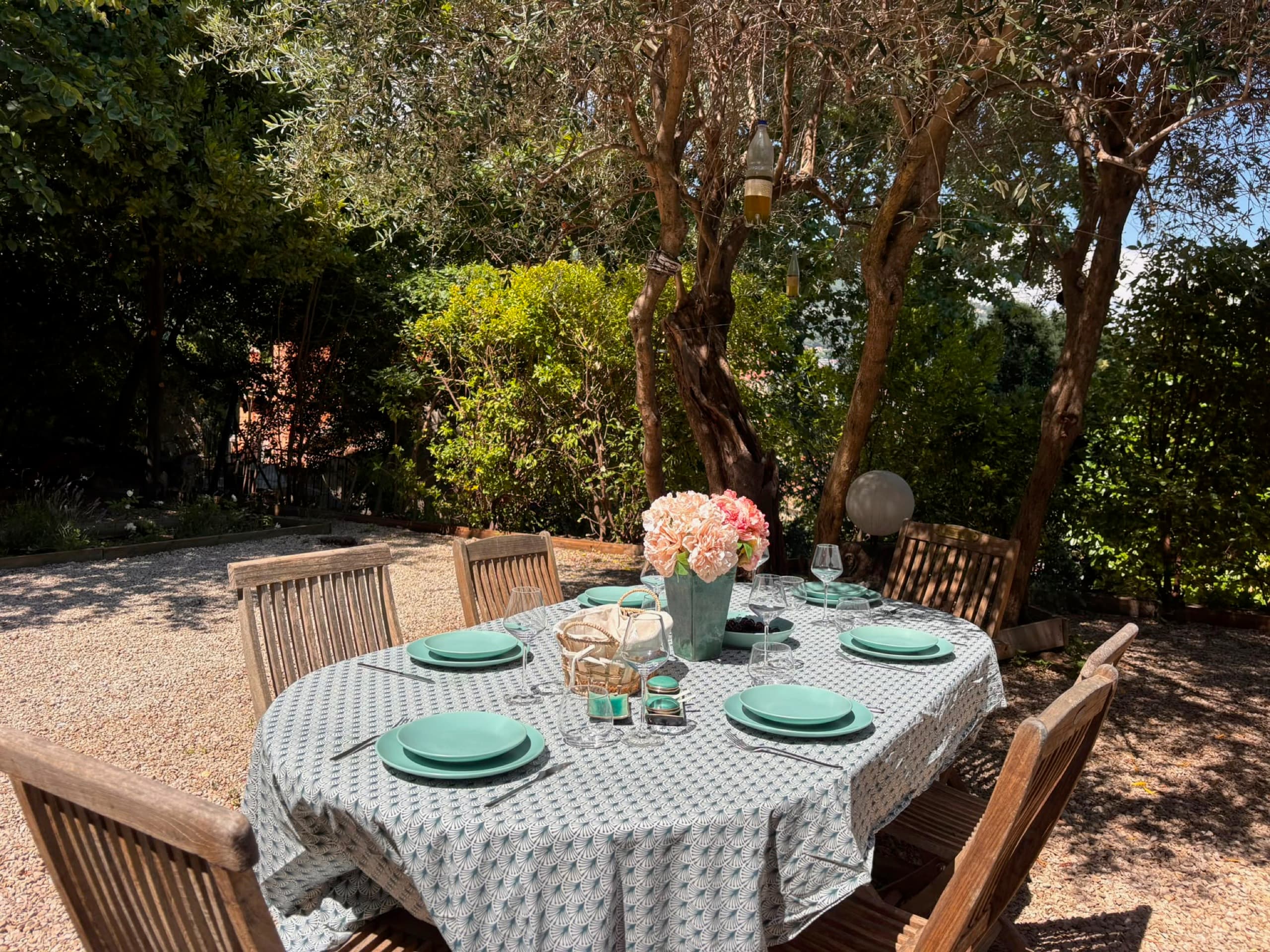 Table d'extérieur dressée dans le jardin méditerranéen