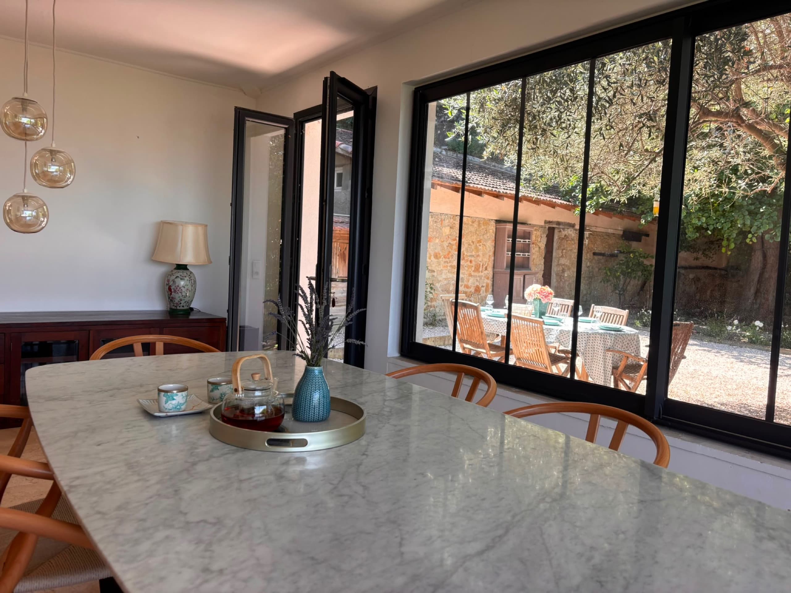 Salle à manger ouvrant sur le jardin