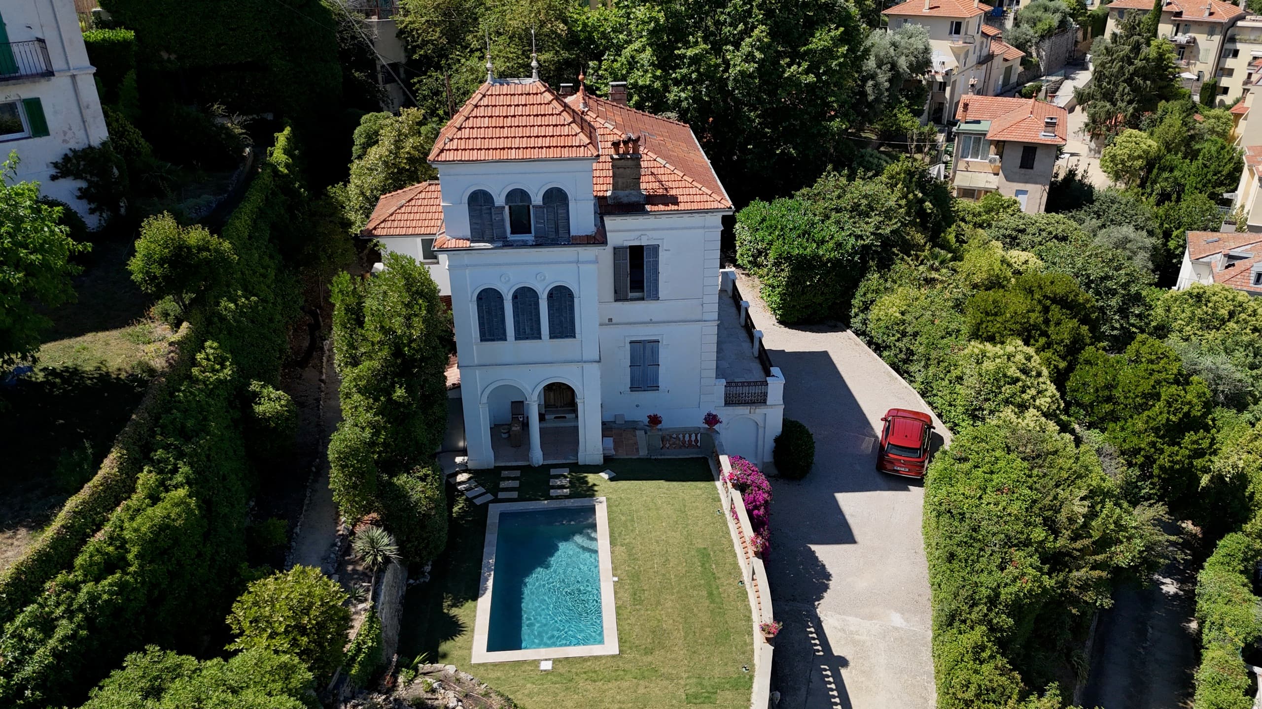 Vue aérienne par drone de la villa et des collines provençales