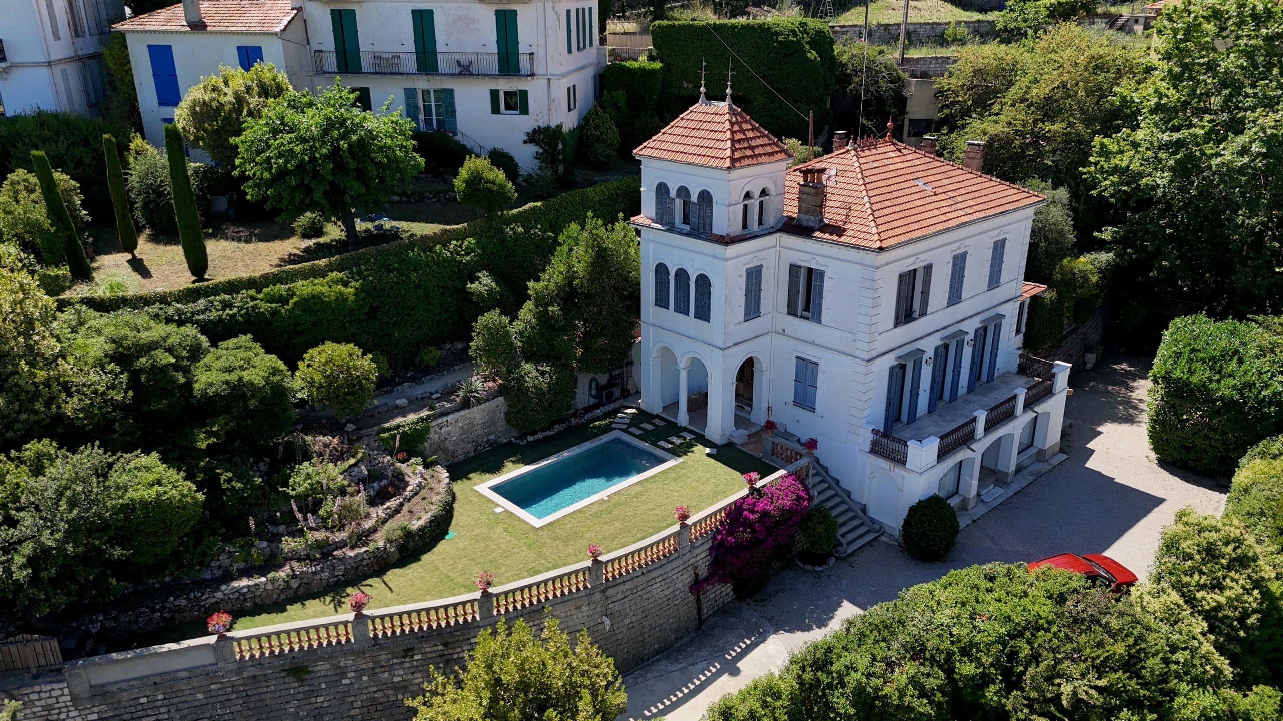 Vue aérienne de la villa de luxe à Grasse et de sa façade au coucher du soleil