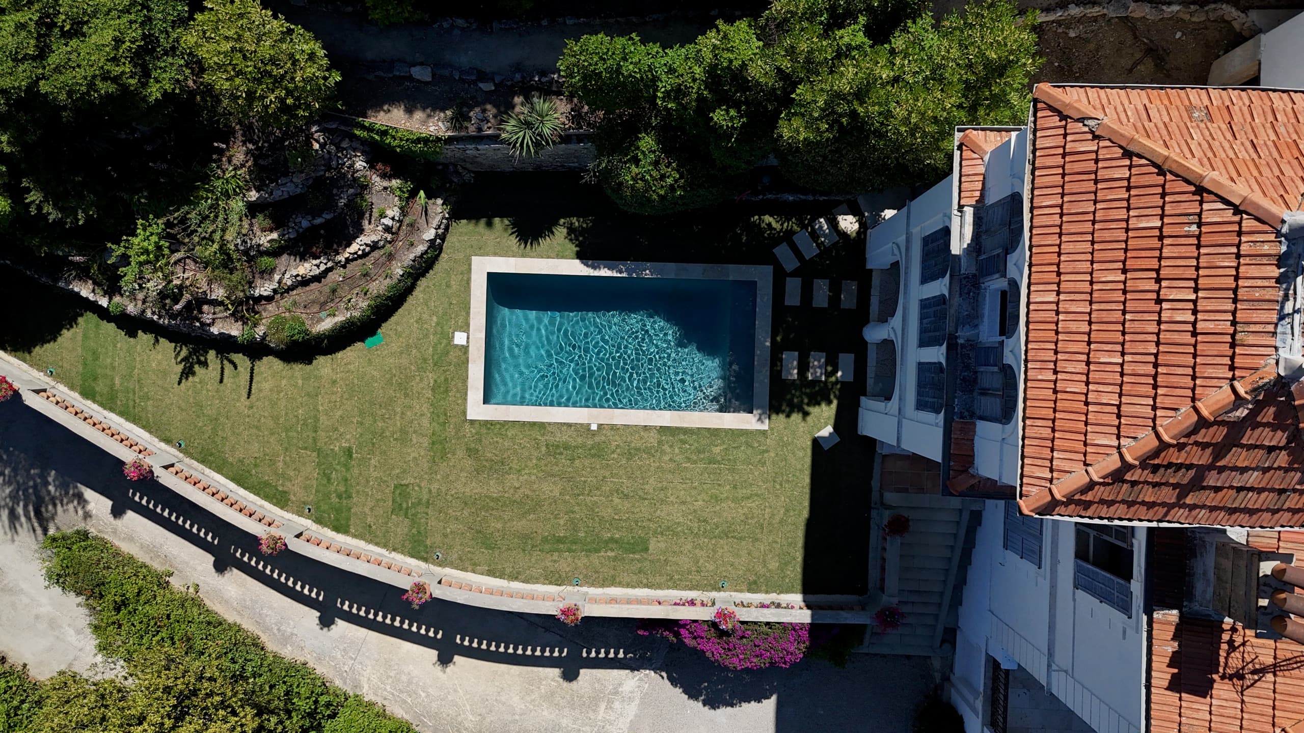 Vue aérienne de la piscine chauffée et du jardin de la villa à Grasse
