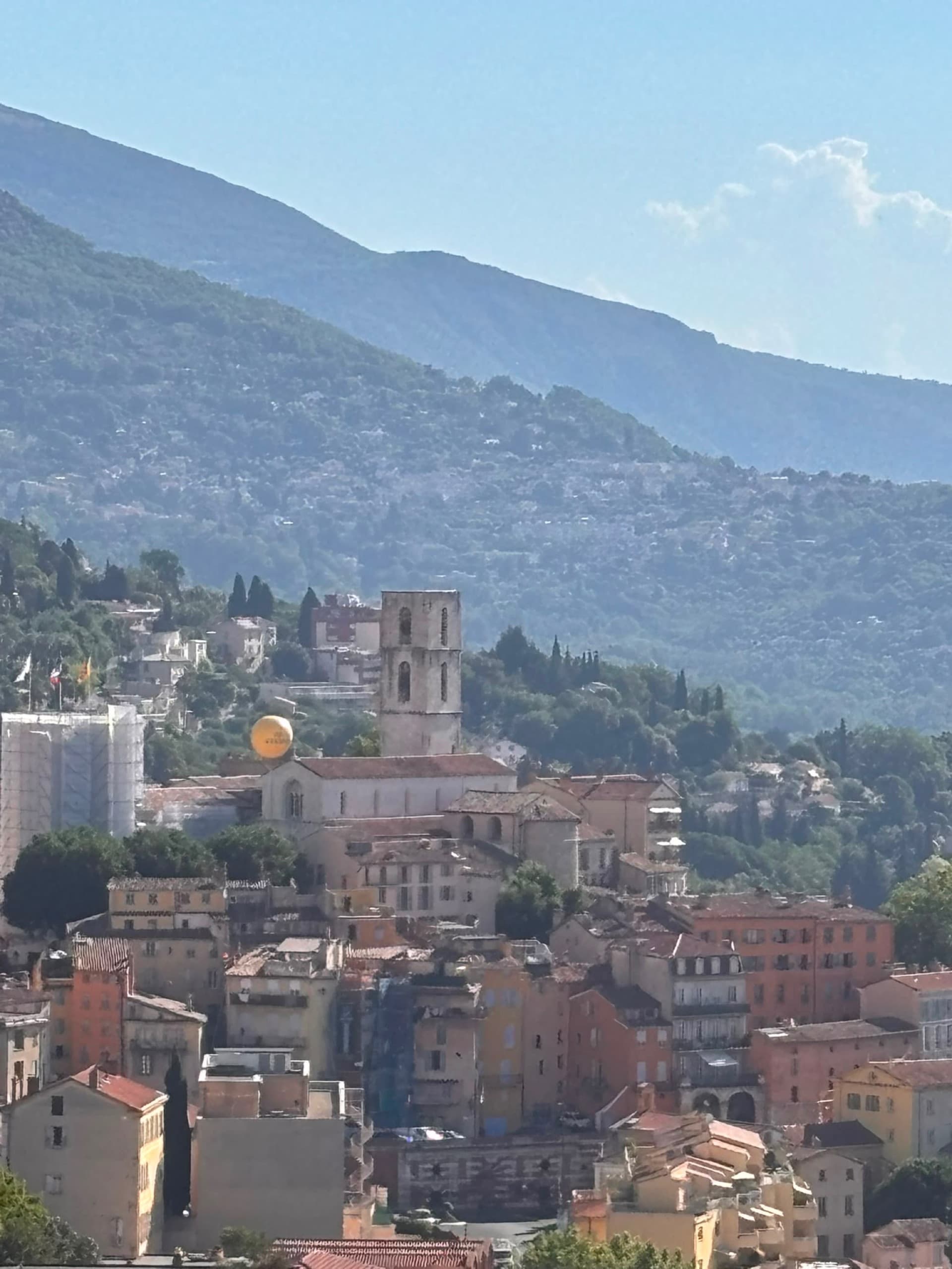 Vue sur la vieille ville de Grasse depuis la villa