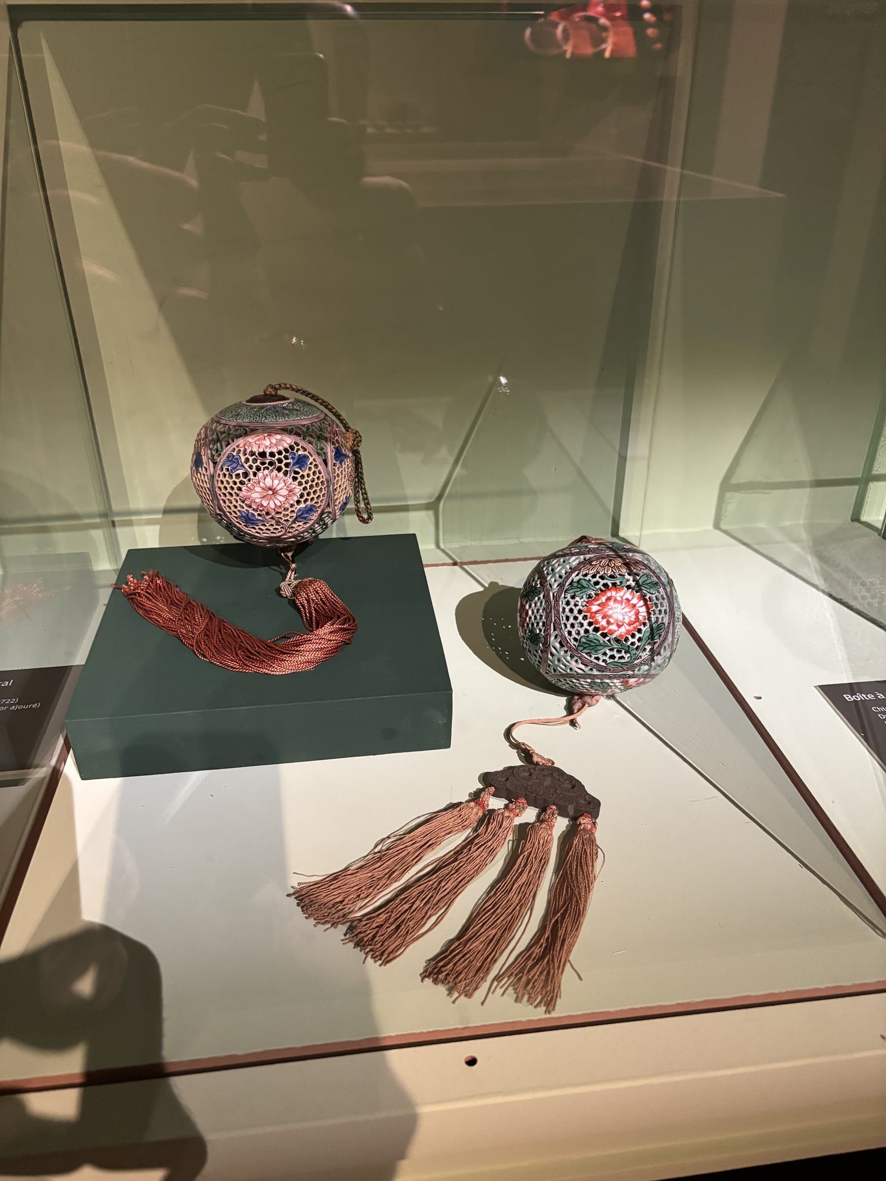 中国刺绣丝绸香囊,缀有流苏,《亚洲香氛》展览